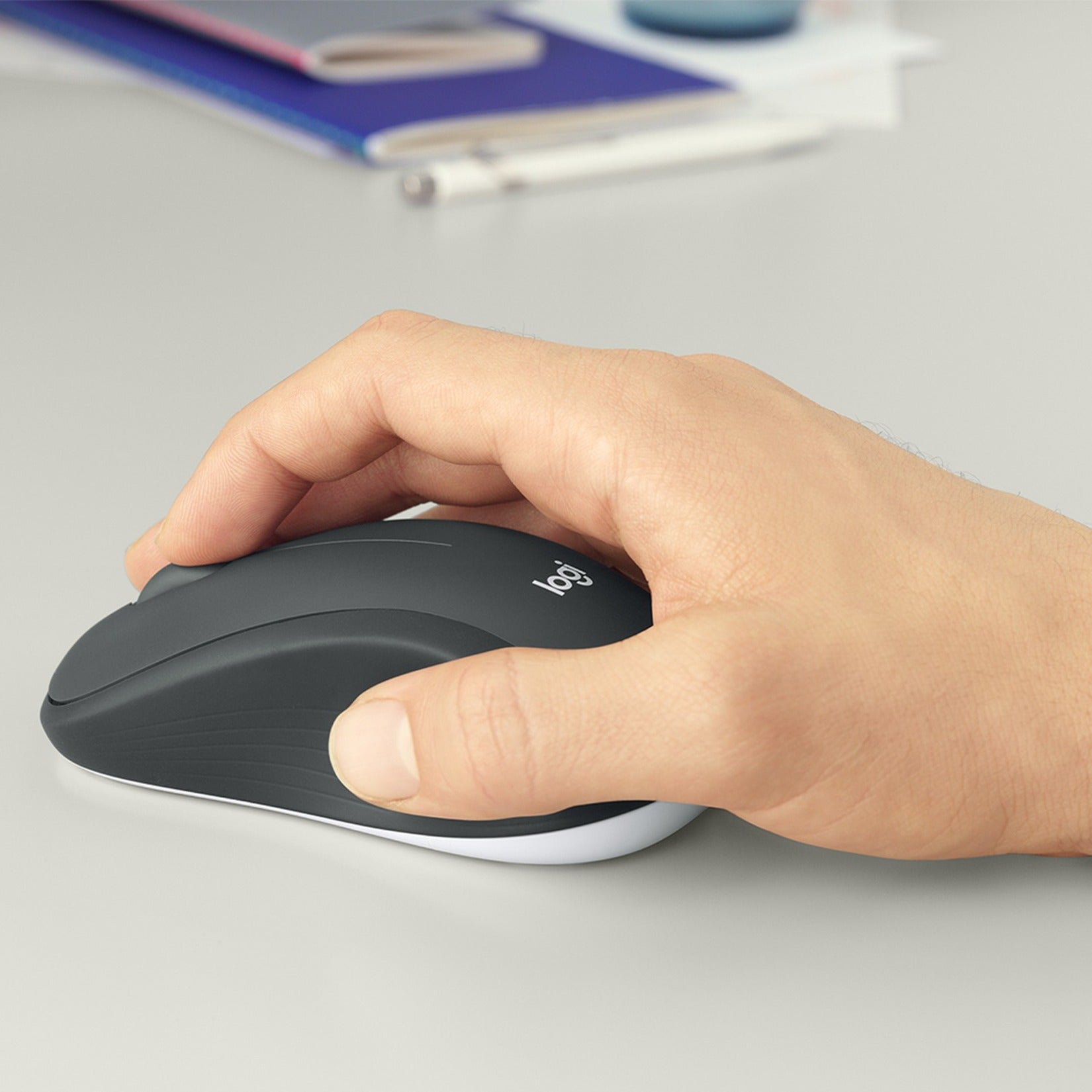 Close-up of hand using Logitech MK540 wireless mouse-alternate-image6