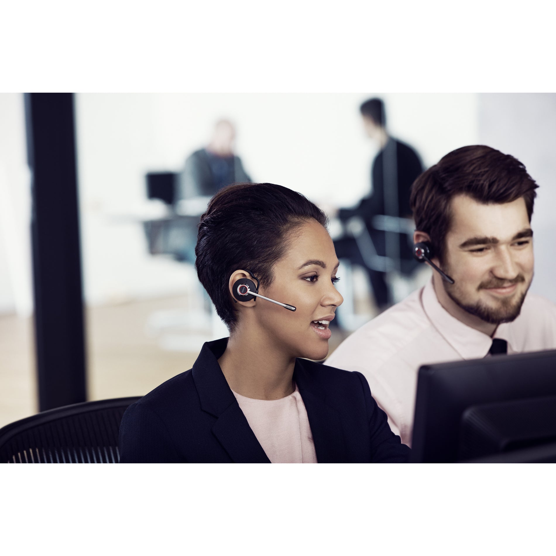 Team collaboration scene with Jabra Engage 65 headset-alternate-image15