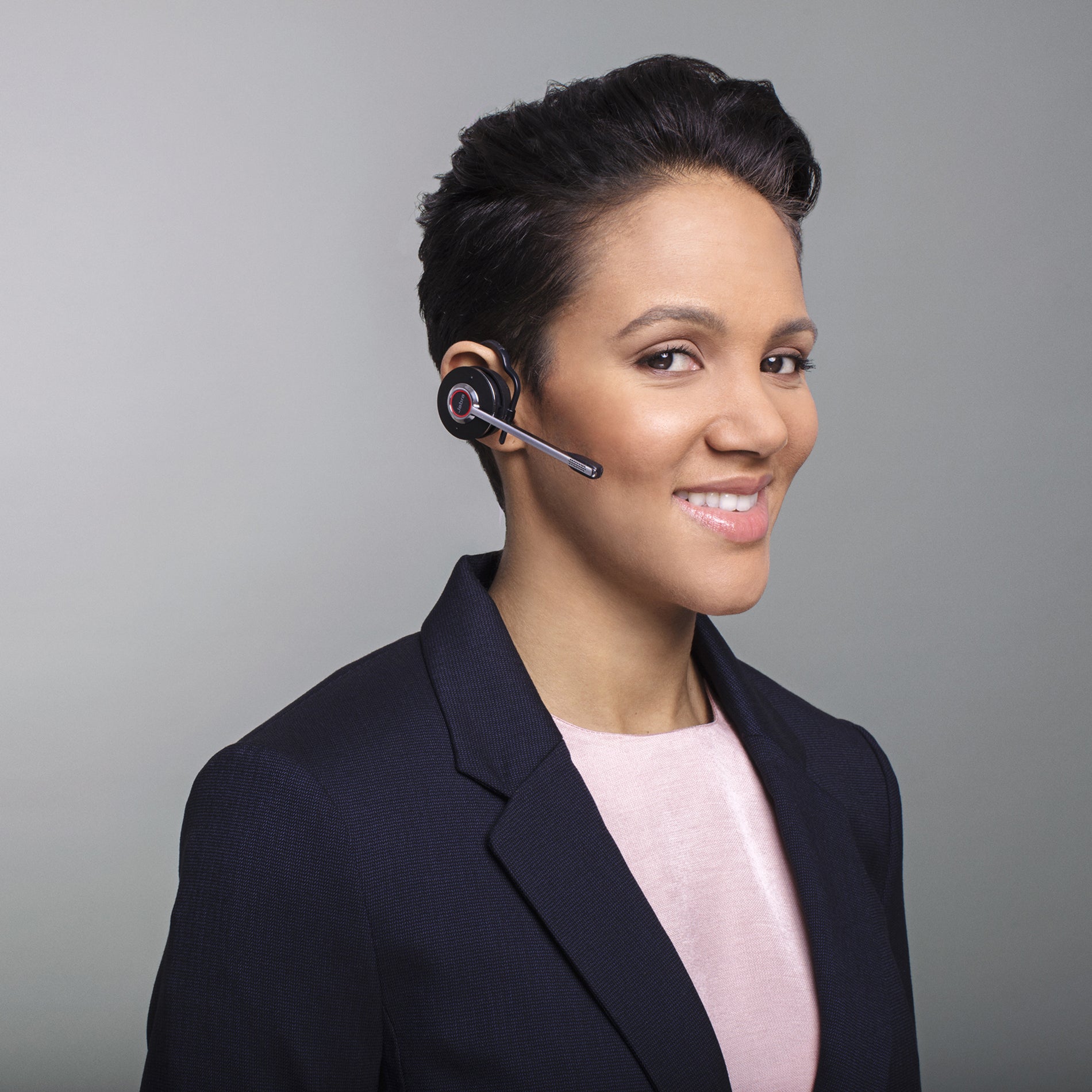 Professional wearing Jabra Engage 75 Mono in business setting-alternate-image13