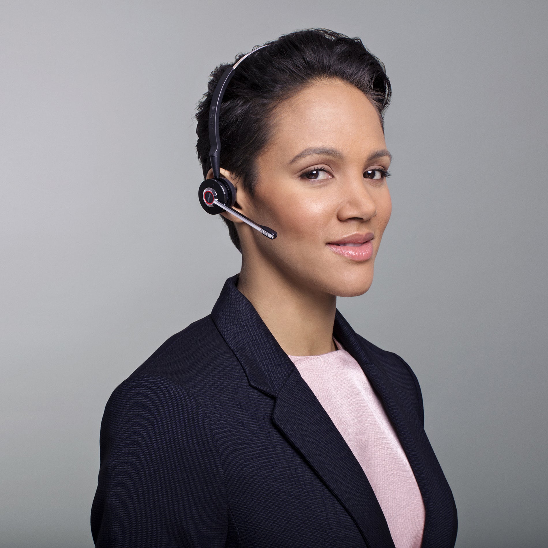 Side view of professional wearing Jabra Engage 75 Mono-alternate-image14