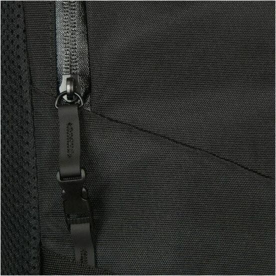 Detail of anti-theft zipper system