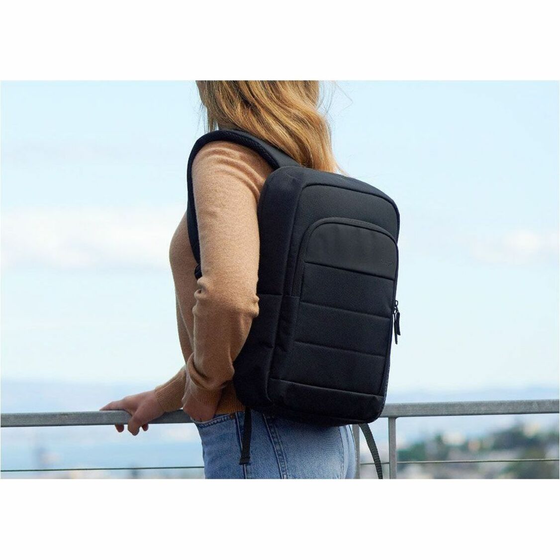 Lifestyle shot of person wearing backpack outdoors-alternate-image9