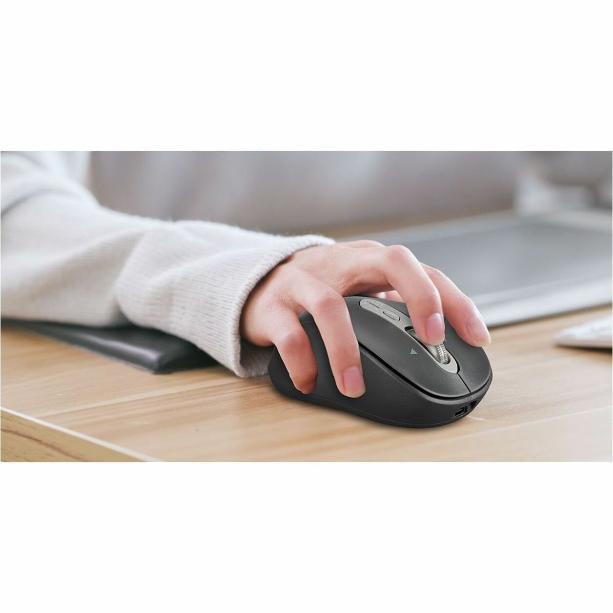 Hand using V7 MW600BT mouse showing ergonomic comfort-alternate-image13