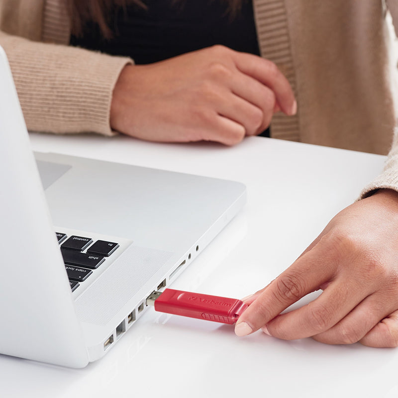 Person inserting Verbatim USB drive into laptop