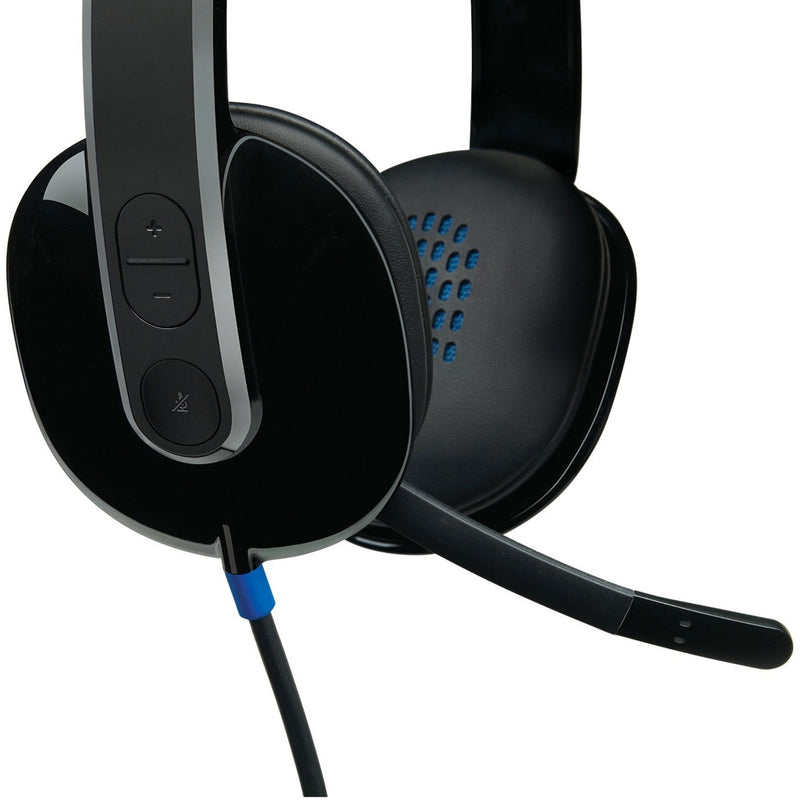 Close-up detail of Logitech H540 headset controls and microphone positioning