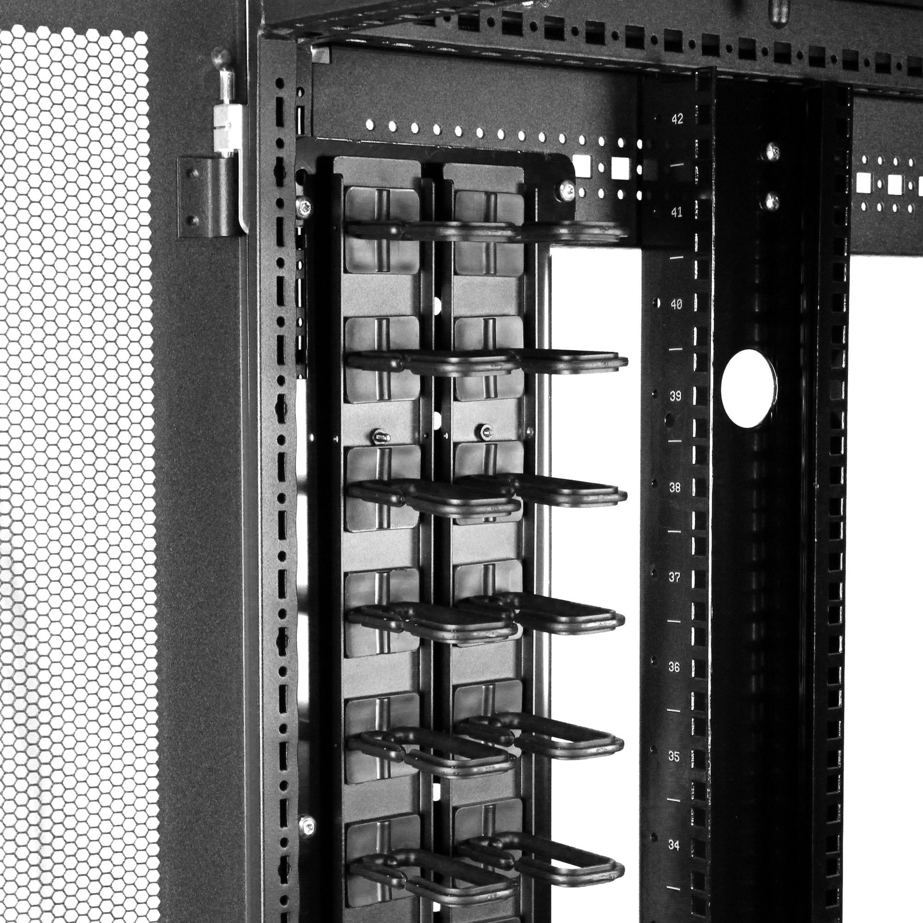 Cable manager installed in rack showing airflow optimization features-alternate-image6