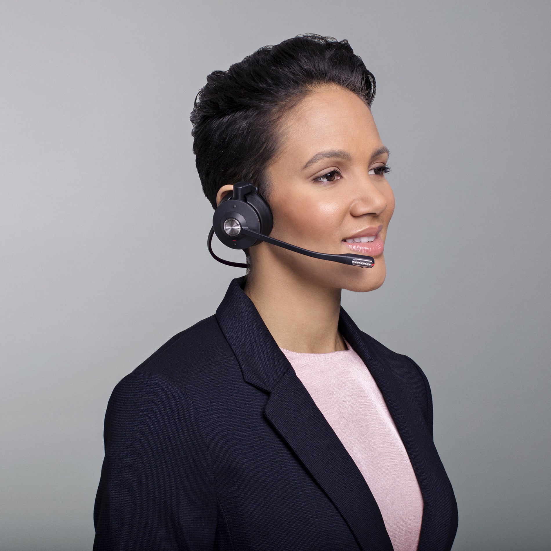 Portrait view of Jabra Engage 65 in professional use-alternate-image13