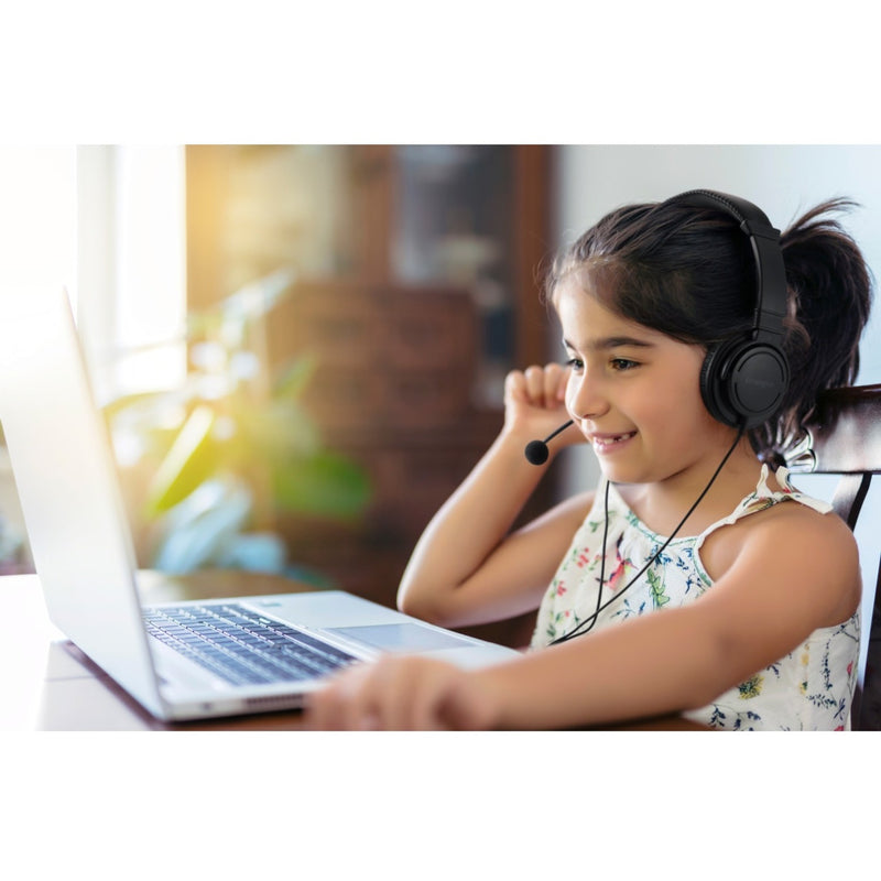 Student using Kensington headset for remote learning