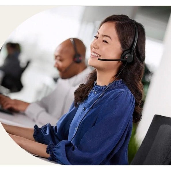 Contact center professionals using Jabra Engage 40 headsets in office environment-alternate-image10