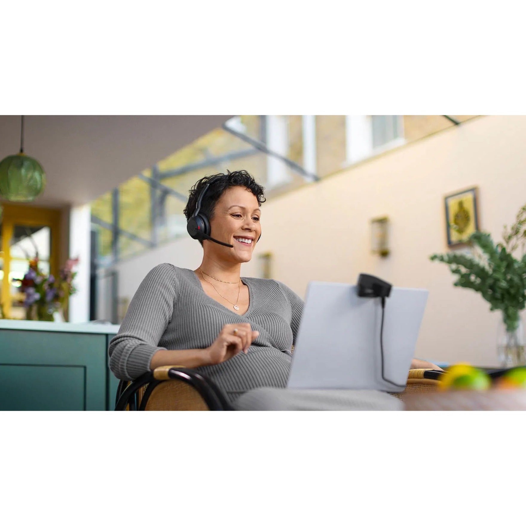 Professional engaged in virtual meeting with Jabra Evolve2 55-alternate-image11