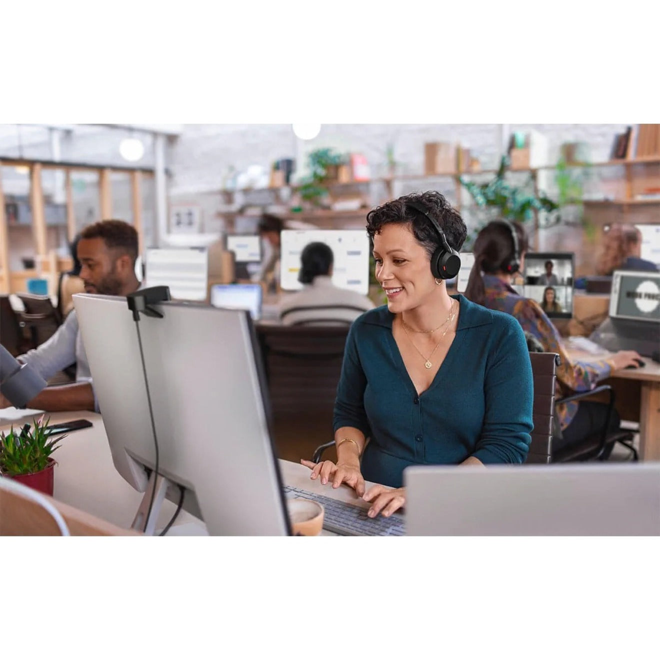 Person using Jabra Evolve2 55 in office setting-alternate-image13