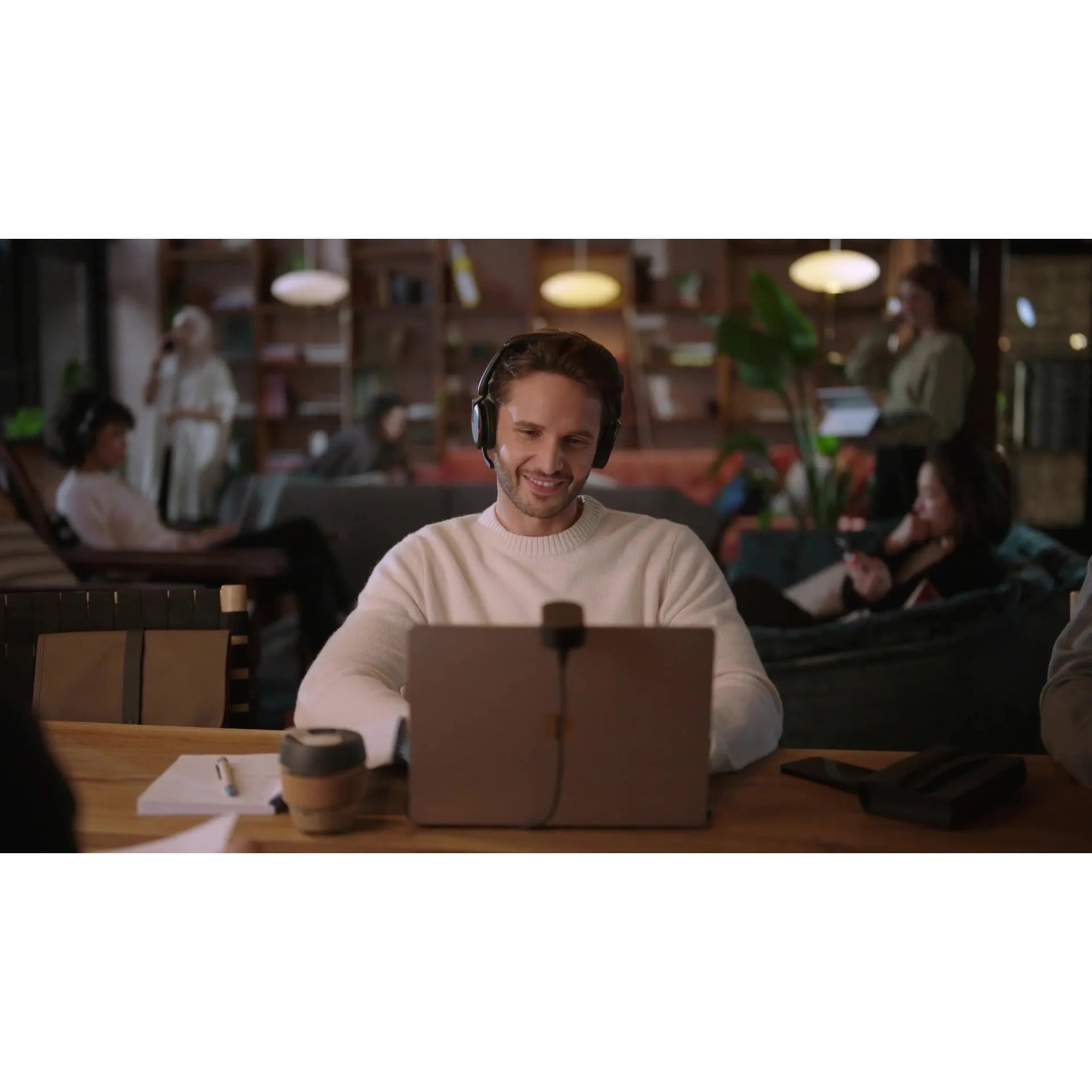 Remote worker using Jabra Evolve2 65 Flex-alternate-image15